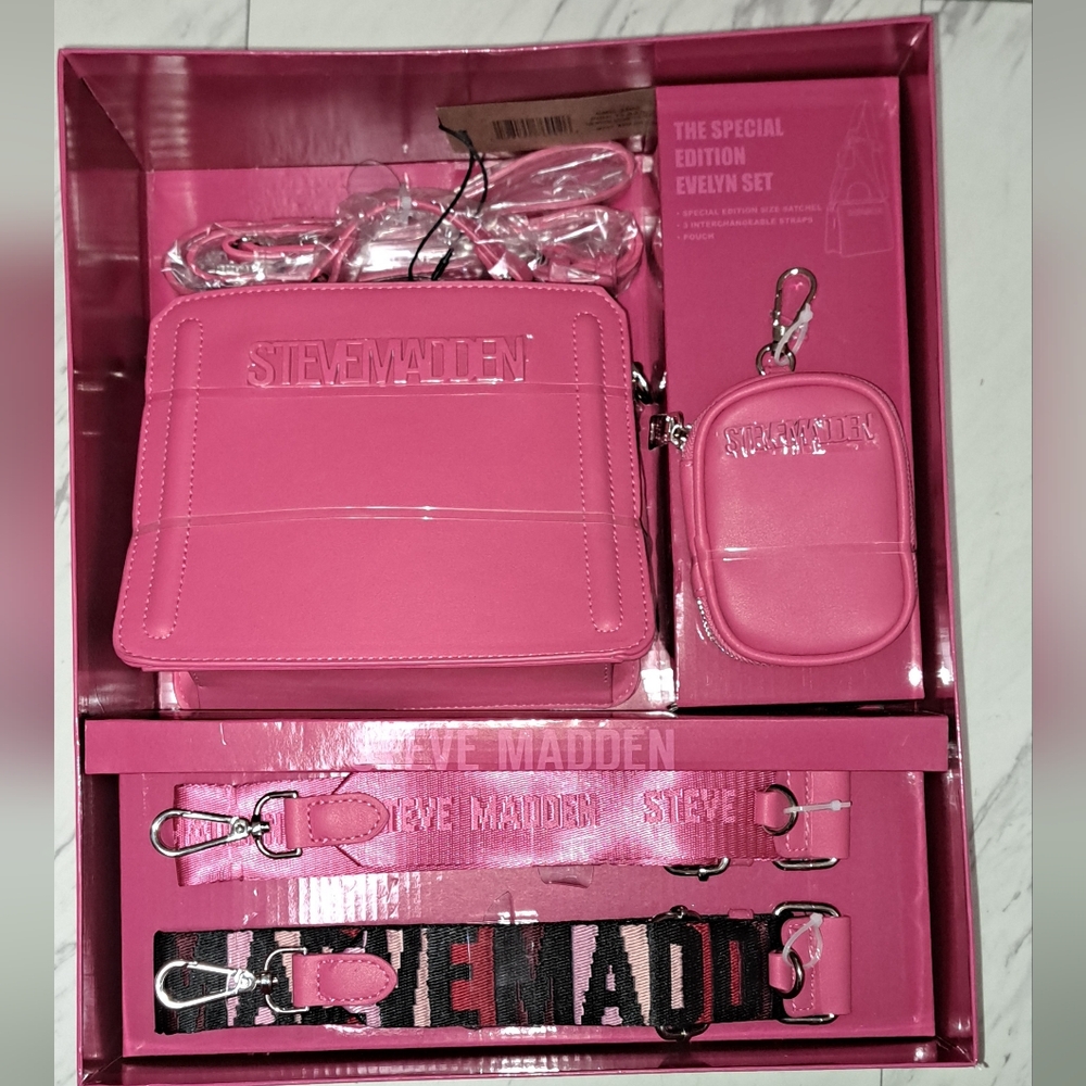 NIB Steve Madden Evelyn gift set with purse/ 3 streaps and airpod case, Pink